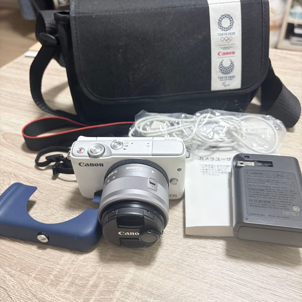 佳能 EOS M10 白色，附带标准变焦镜头，并配有东京2020年奥运会纪念包 佳能