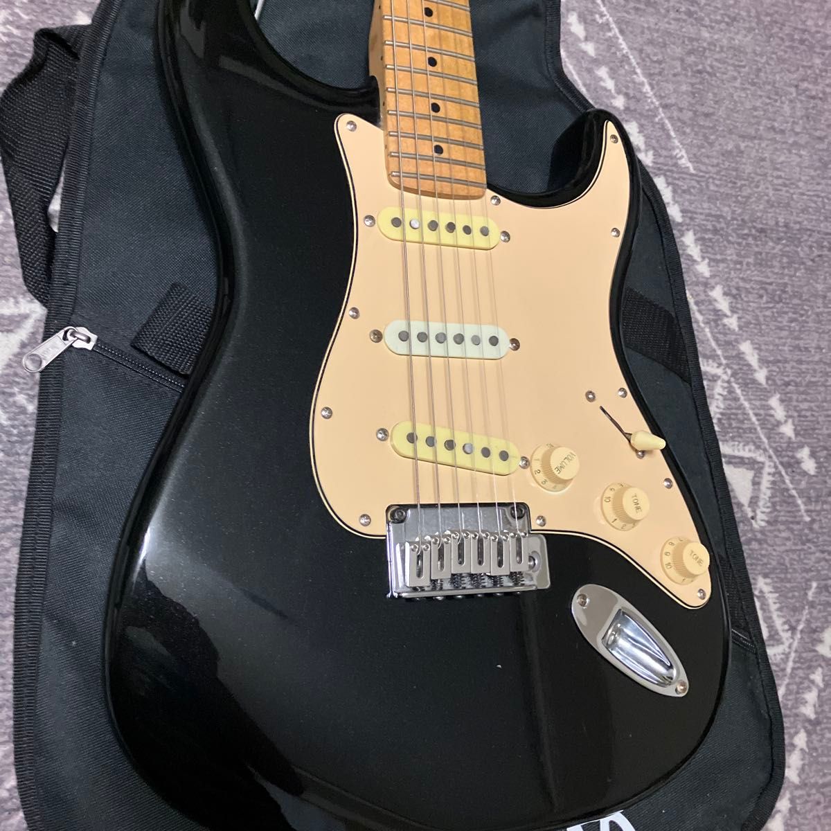 Squier Stratocaster Standard Series Electric Guitar Black Maple Fingerboard with Soft Case
